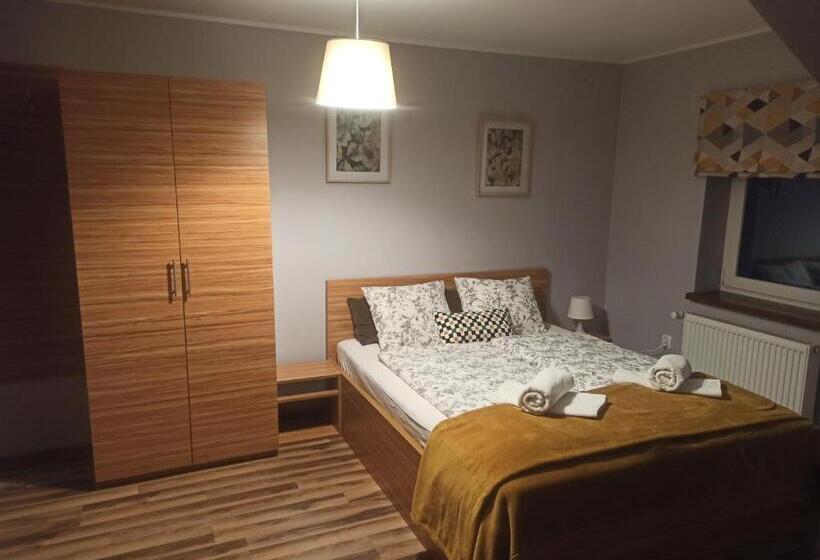 اتاق استاندارد سه نفره, Dom Na Klonowym Wzgórzu