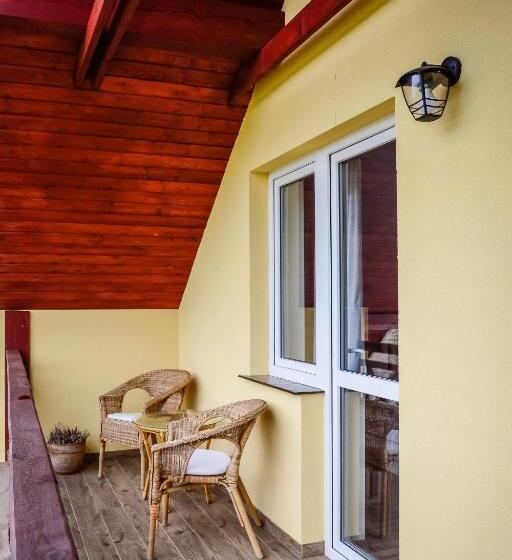 اتاق اکونومی, Dom Na Klonowym Wzgórzu