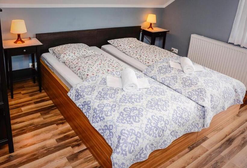 اتاق اکونومی, Dom Na Klonowym Wzgórzu