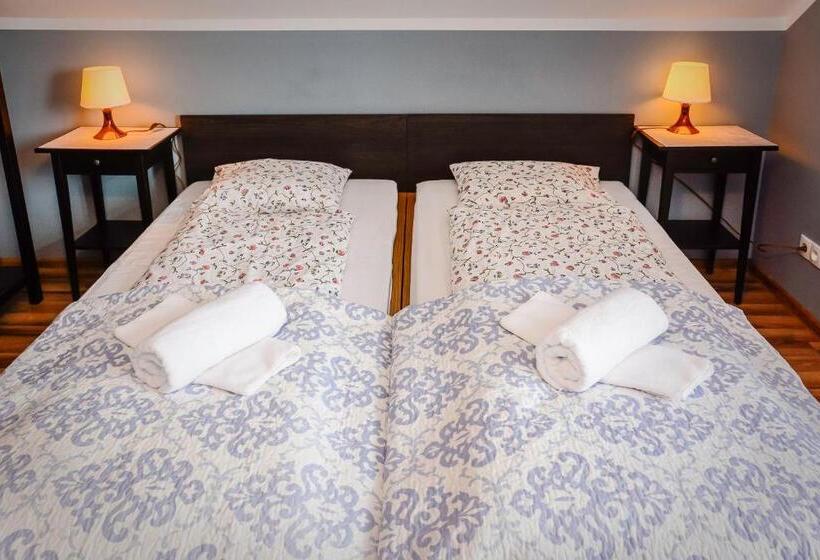 اتاق اکونومی, Dom Na Klonowym Wzgórzu