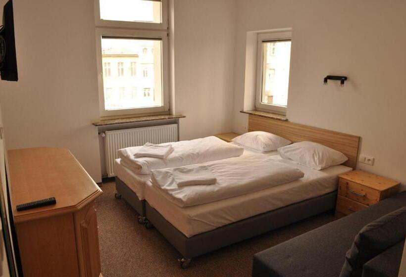 اتاق اکونومی, Operahostel