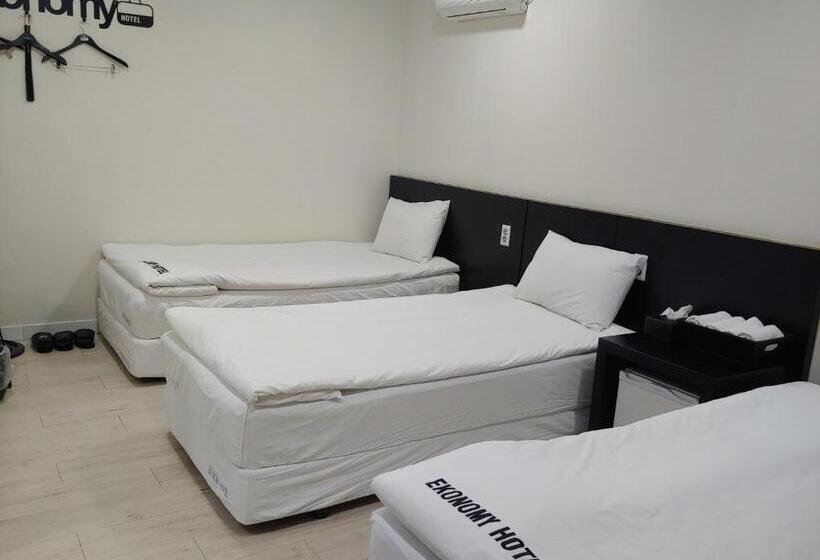 Номер Стандарт Трехместный, Korea Guesthouse
