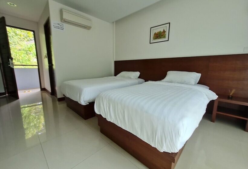 اتاق سوپریور با چشم‌انداز استخر, Diana Pool Access Phuket