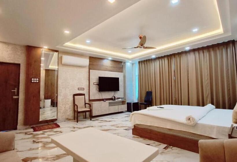 Deluxe Suite King Bed, V Square Airport