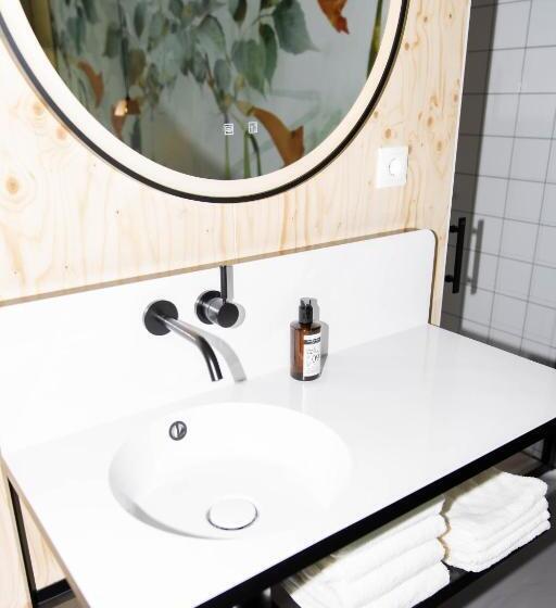 스탠다드 룸 킹사이즈 침대, Moloko  Just A Room  Sleep&shower Digital Key By Sms