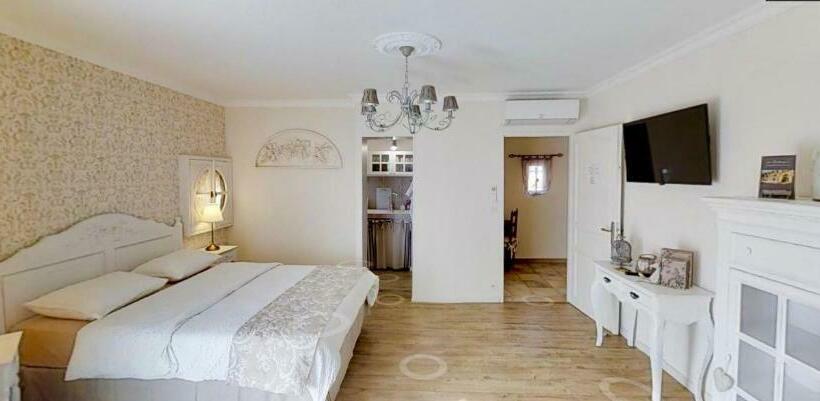 带大床的高级房间, Chambres D Hôtes Et Gîtes Les Restanques