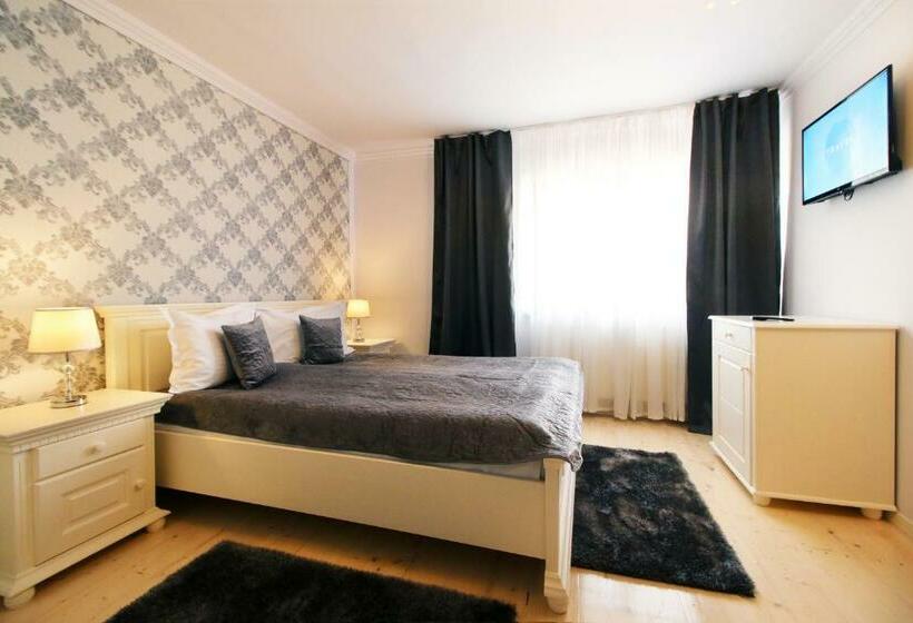 اتاق استاندارد سه نفره, Select House