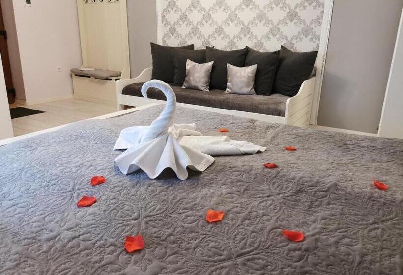 اتاق استاندارد سه نفره, Select House