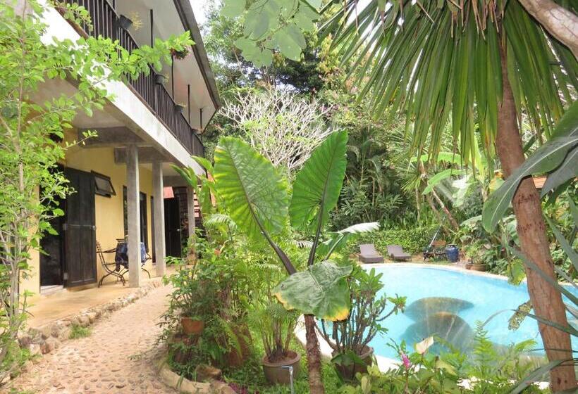 Номер Стандарт Вид на Бассейн, Little Eden Guesthouse
