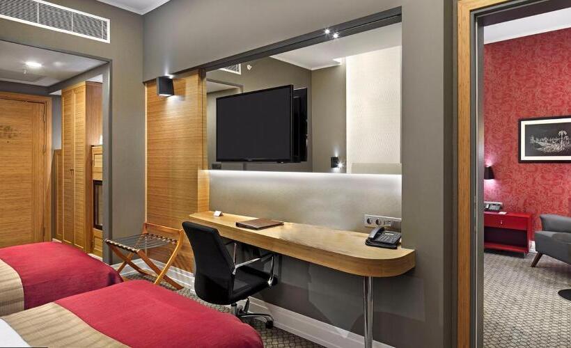 디럭스 룸 킹사이즈 침대, Ramada Plaza By Wyndham Eskisehir