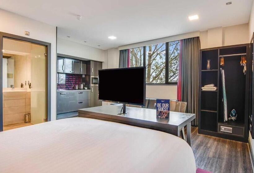 Студия Стандарт, Roomzzz Chester City