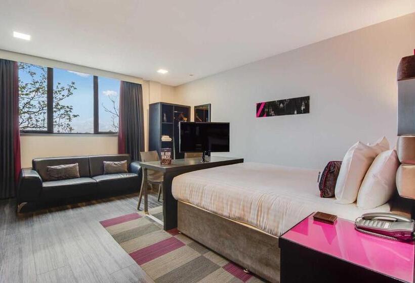 Студия Стандарт, Roomzzz Chester City