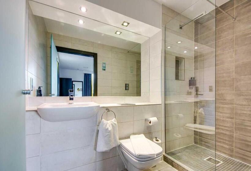 Семейное Студио, Roomzzz Chester City