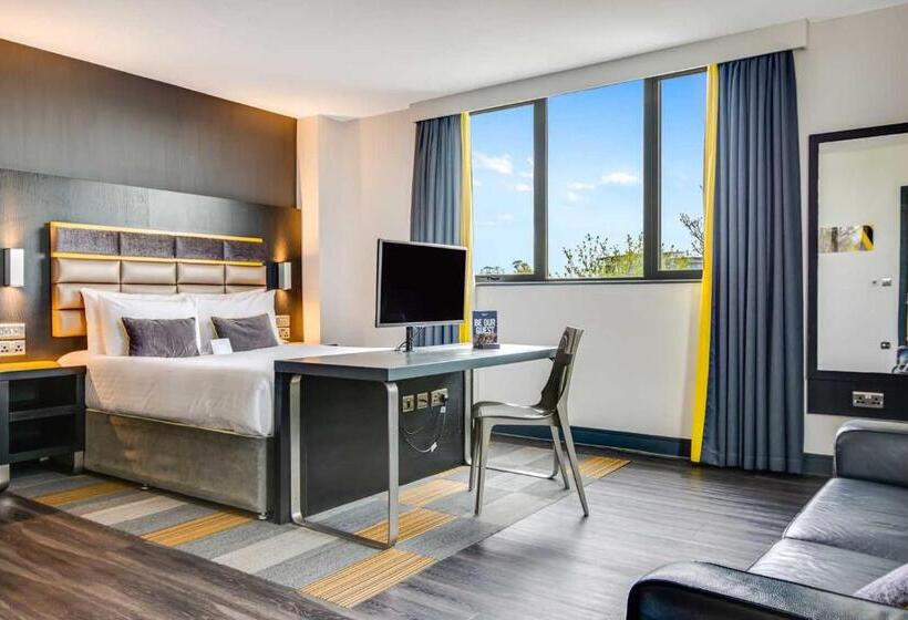 Семейное Студио, Roomzzz Chester City