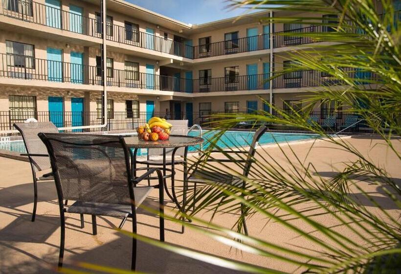 غرفة ديلوكس سرير كينج, Seasons Florida Resort