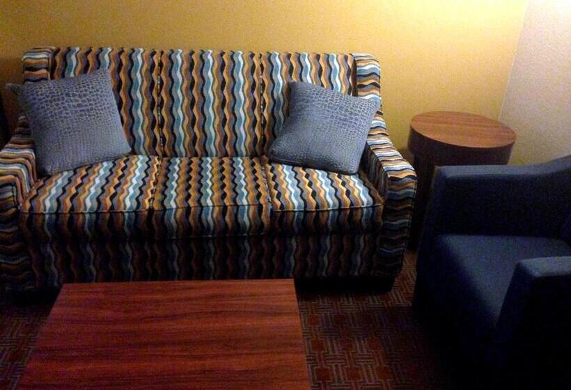 带大床的套房, Comfort Inn & Suites Brattleboro I 91