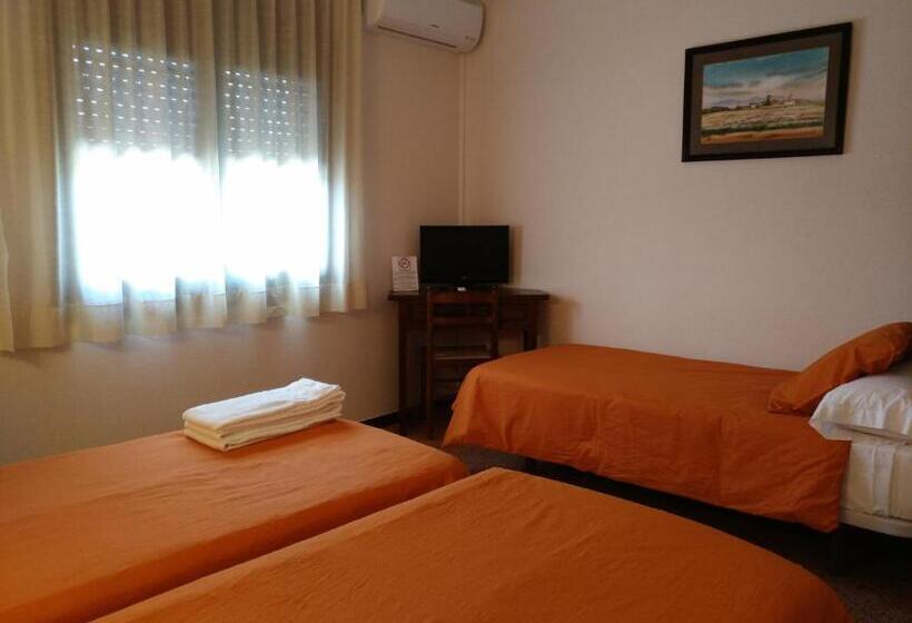 Номер Стандарт Трехместный, Hostal L´esplai