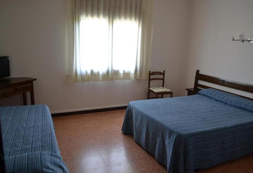 Номер Стандарт Трехместный, Hostal L´esplai