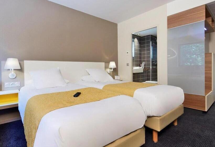 Четырехместный Номер Стандарт, Kyriad Prestige Pau – Palais Des Sports