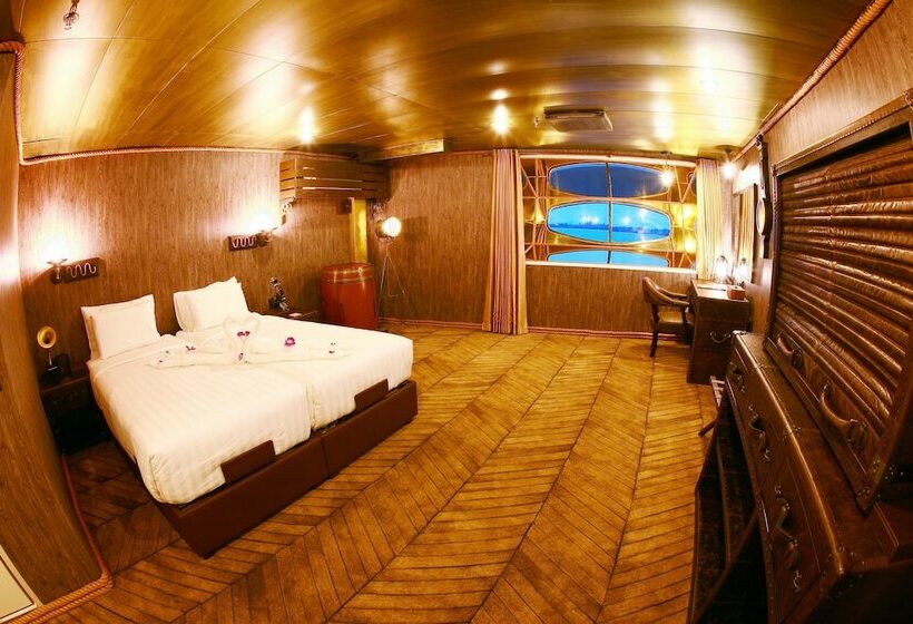 اتاق لوکس با چشم‌انداز شهر, Vintage Luxury Yacht