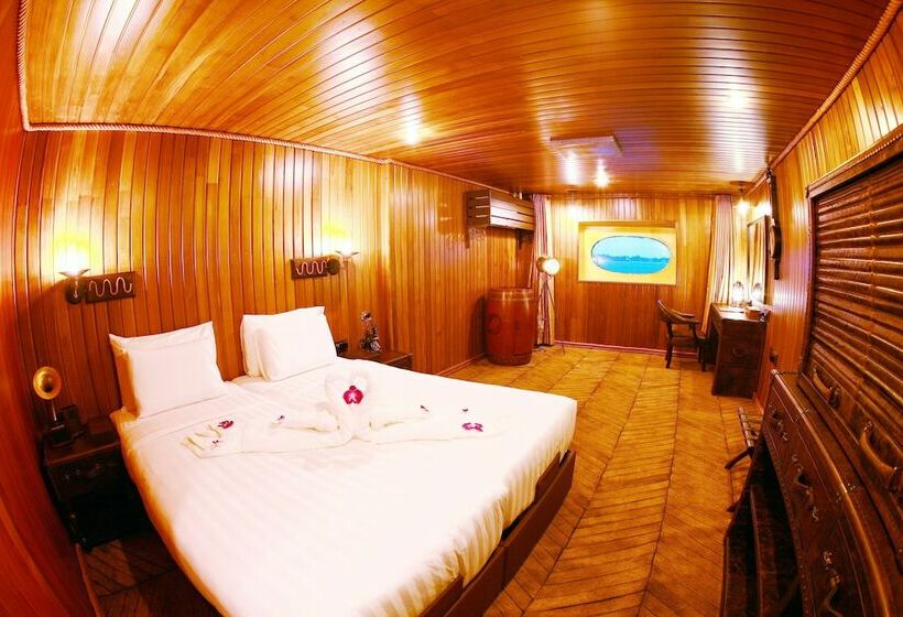 اتاق لوکس با چشم‌انداز شهر, Vintage Luxury Yacht