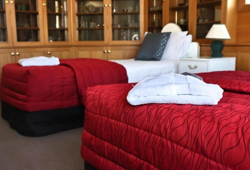 带4个卧室的别墅, Baywatch Motor Lodge