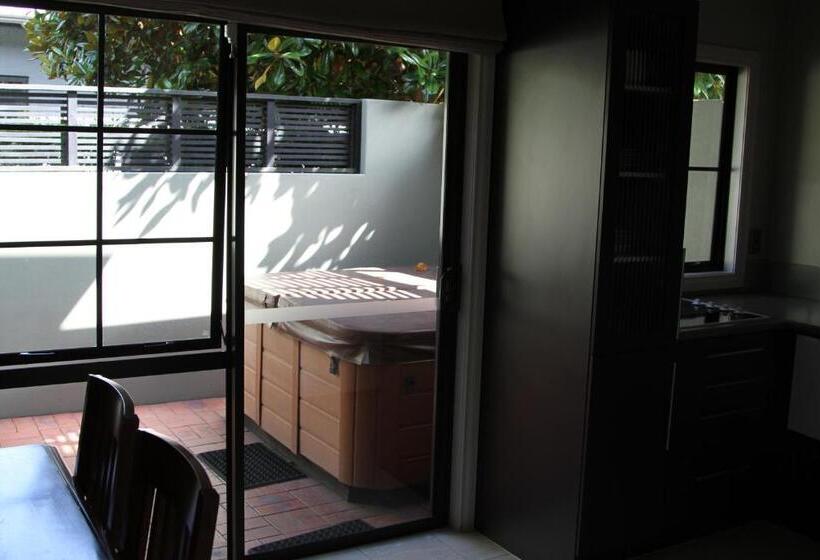 디럭스 스위트 킹 침대, Quantum Lodge Motor Inn