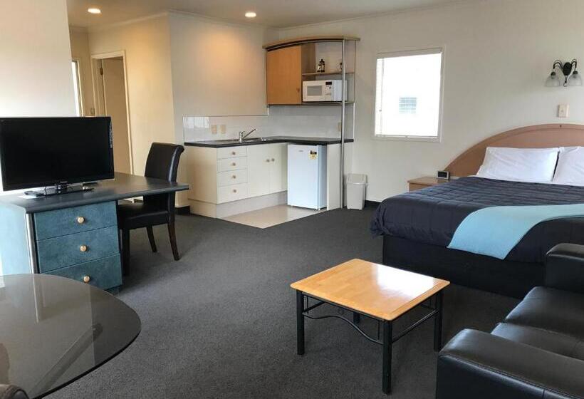 Студия Стандарт, Pacific Harbour Motor Inn