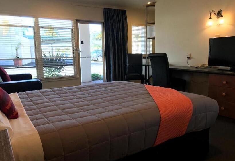 Студия Стандарт, Pacific Harbour Motor Inn
