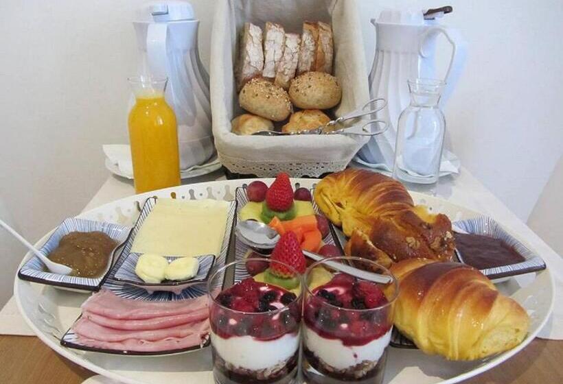 سوییت با چشم‌انداز باغ, Charming House Marques