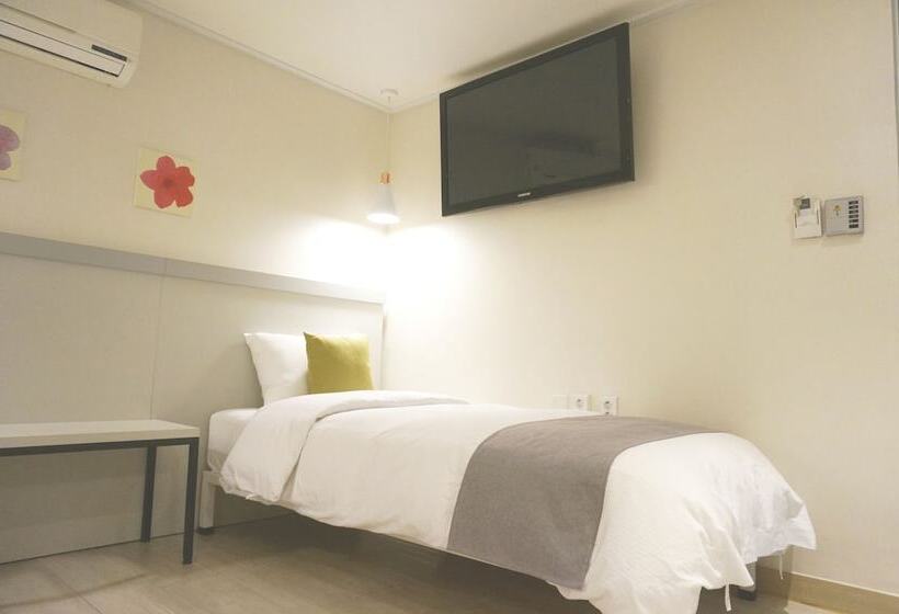 Quarto Estandar Individual, First Stay Myeongdong