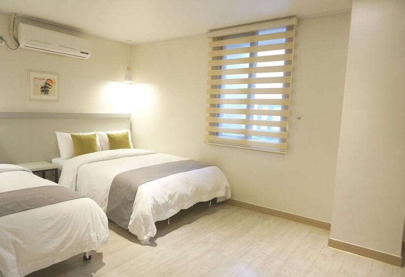 Quarto Triplo Estandar, First Stay Myeongdong