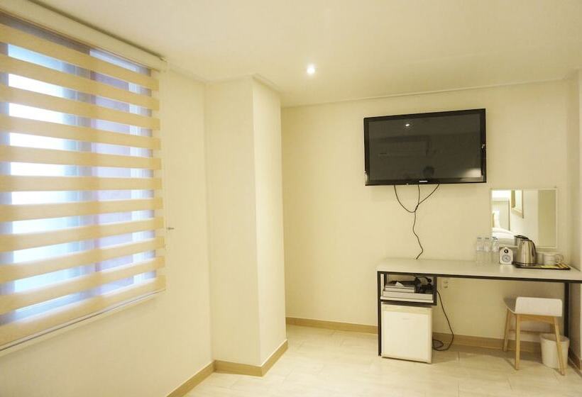 Quarto Triplo Estandar, First Stay Myeongdong