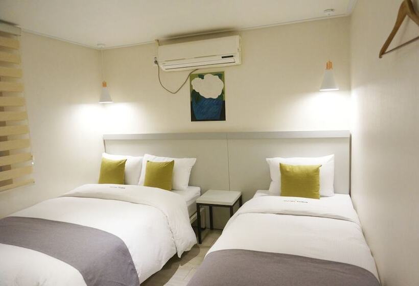 Quarto Triplo Estandar, First Stay Myeongdong