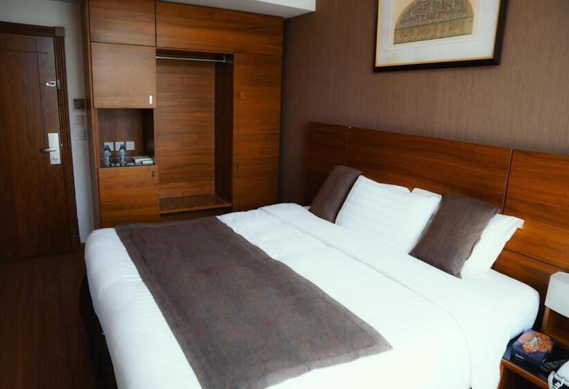 Quarto deluxe, Nour Al Thuria