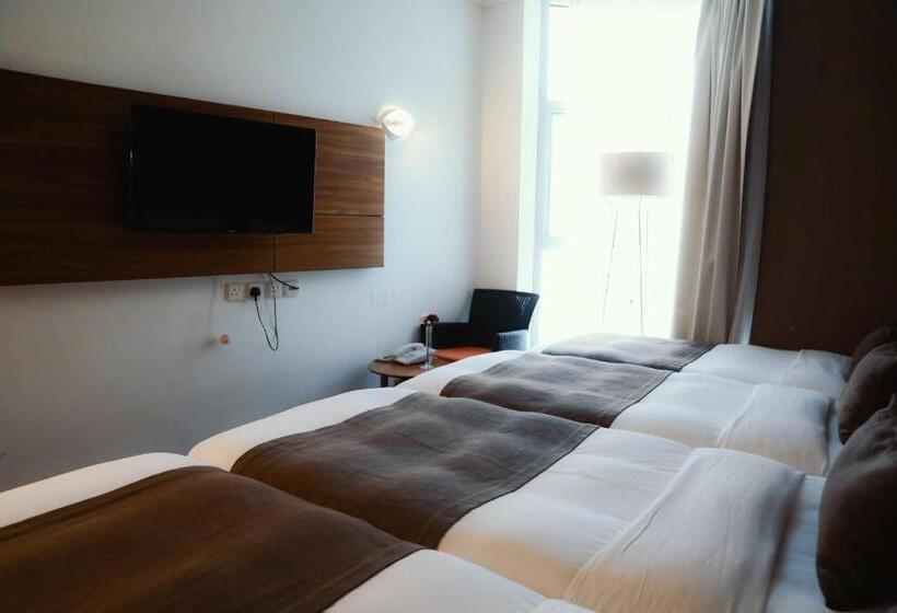 Quarto Triplo Deluxe, Nour Al Thuria