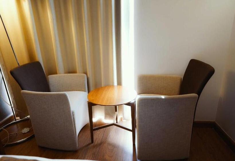 Quarto Quádruplo Deluxe, Nour Al Thuria