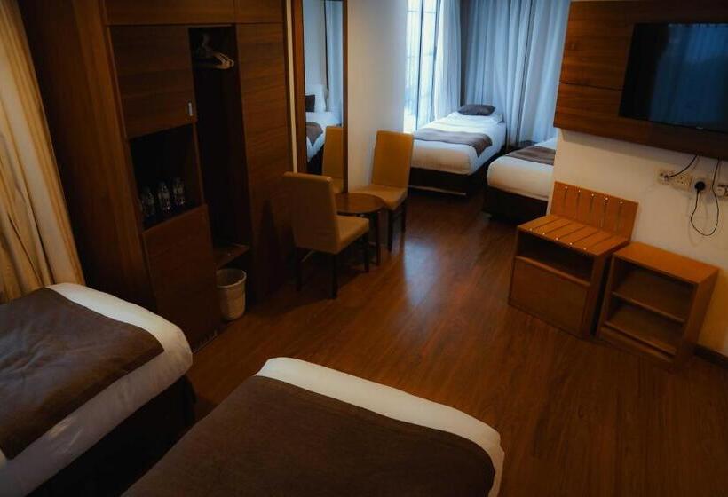 Quarto Quádruplo Deluxe, Nour Al Thuria