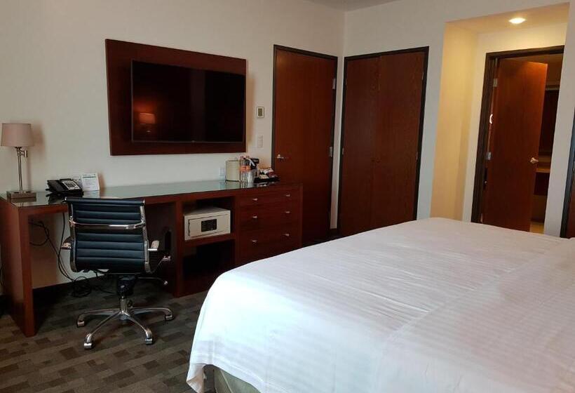 스위트 킹사이즈 침대, Holiday Inn & Suites Plaza Mayor, An Ihg