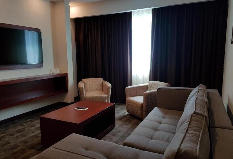 스위트 킹사이즈 침대, Holiday Inn & Suites Plaza Mayor, An Ihg
