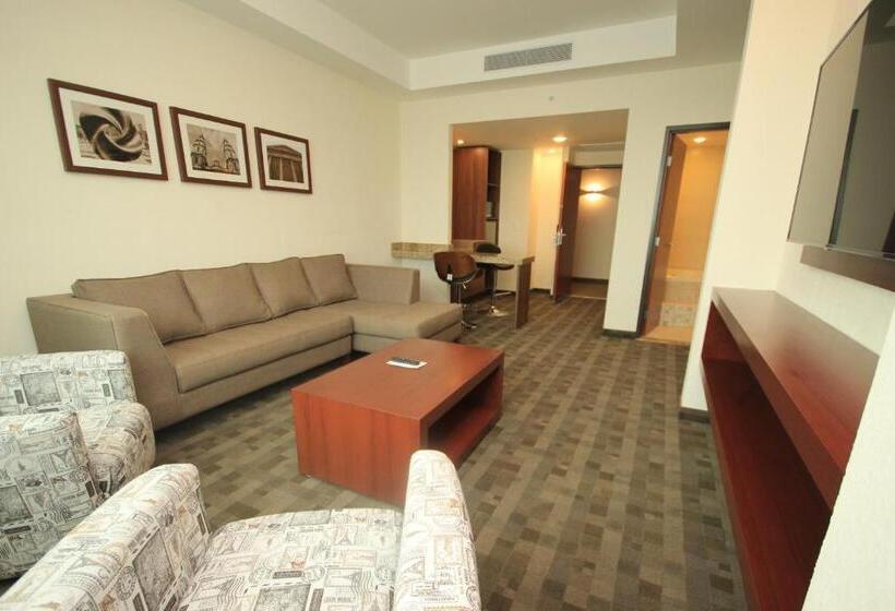 스위트 킹사이즈 침대, Holiday Inn & Suites Plaza Mayor, An Ihg
