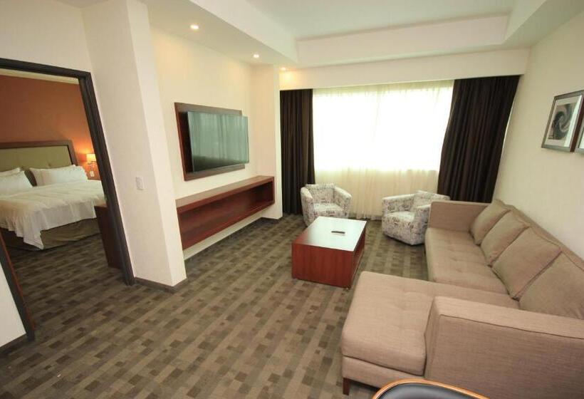 스위트 킹사이즈 침대, Holiday Inn & Suites Plaza Mayor, An Ihg