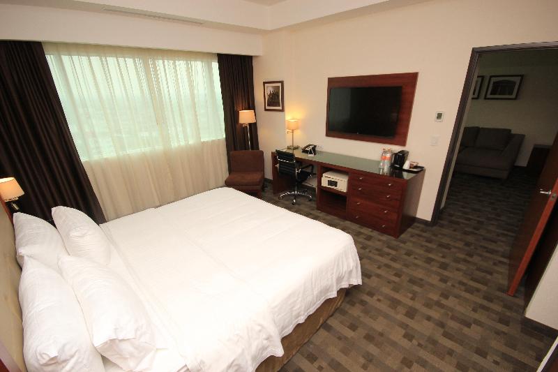 스위트 킹사이즈 침대, Holiday Inn & Suites Plaza Mayor, An Ihg