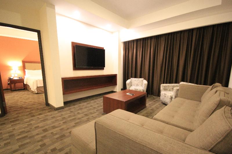 스위트 킹사이즈 침대, Holiday Inn & Suites Plaza Mayor, An Ihg