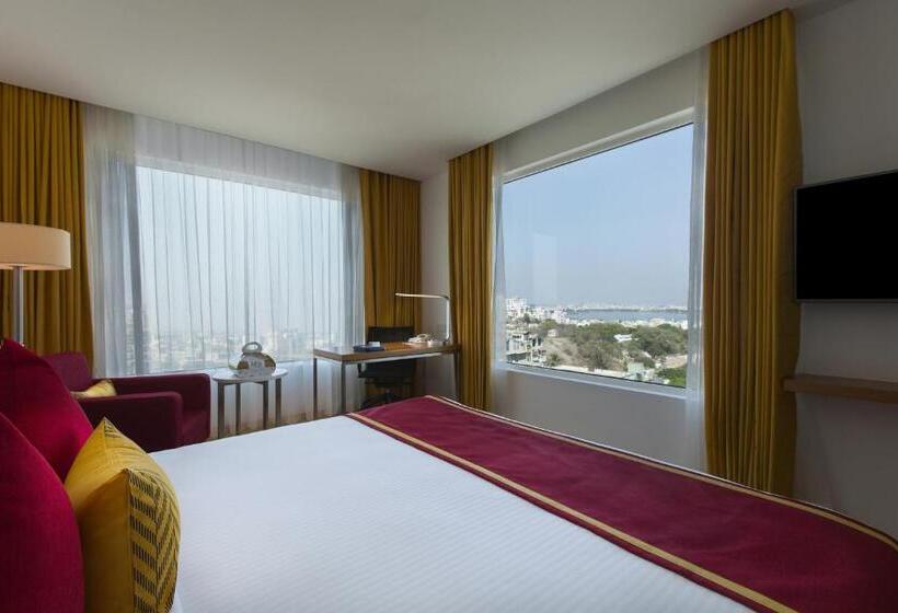 Номер Стандарт Вид на Озеро, Mercure Hyderabad Kcp Banjara Hills, An Accor