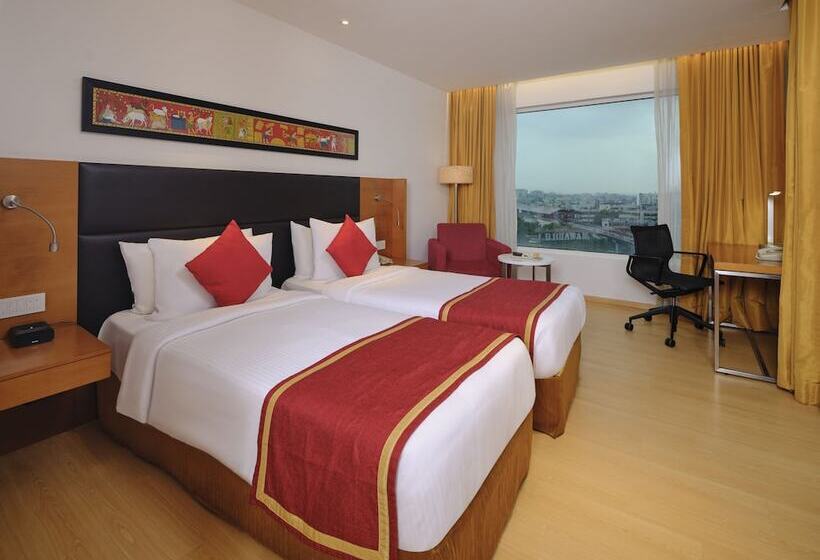 Номер Стандарт Вид на Озеро, Mercure Hyderabad Kcp Banjara Hills, An Accor