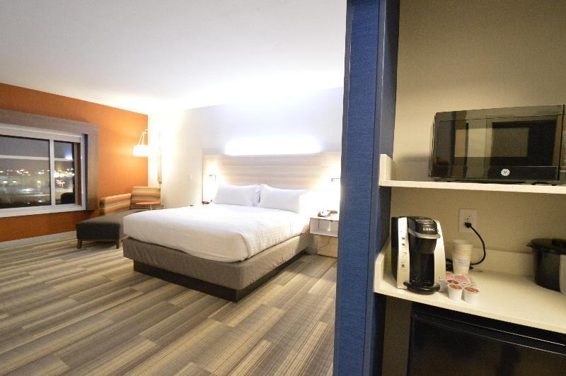 身障者適用キングサイズベッドルーム, Holiday Inn Express & Suites Toledo South   Perrysburg, An Ihg