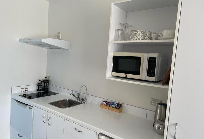 Номер Стандарт с Балконом, Carters By The Sea Beachside Studio Apartments