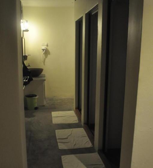 اتاق استاندارد با سرویس بهداشتی مشترک, Red Inn Court   Hostel