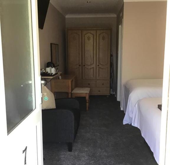 חדר משפחתי, The New Inn Motel